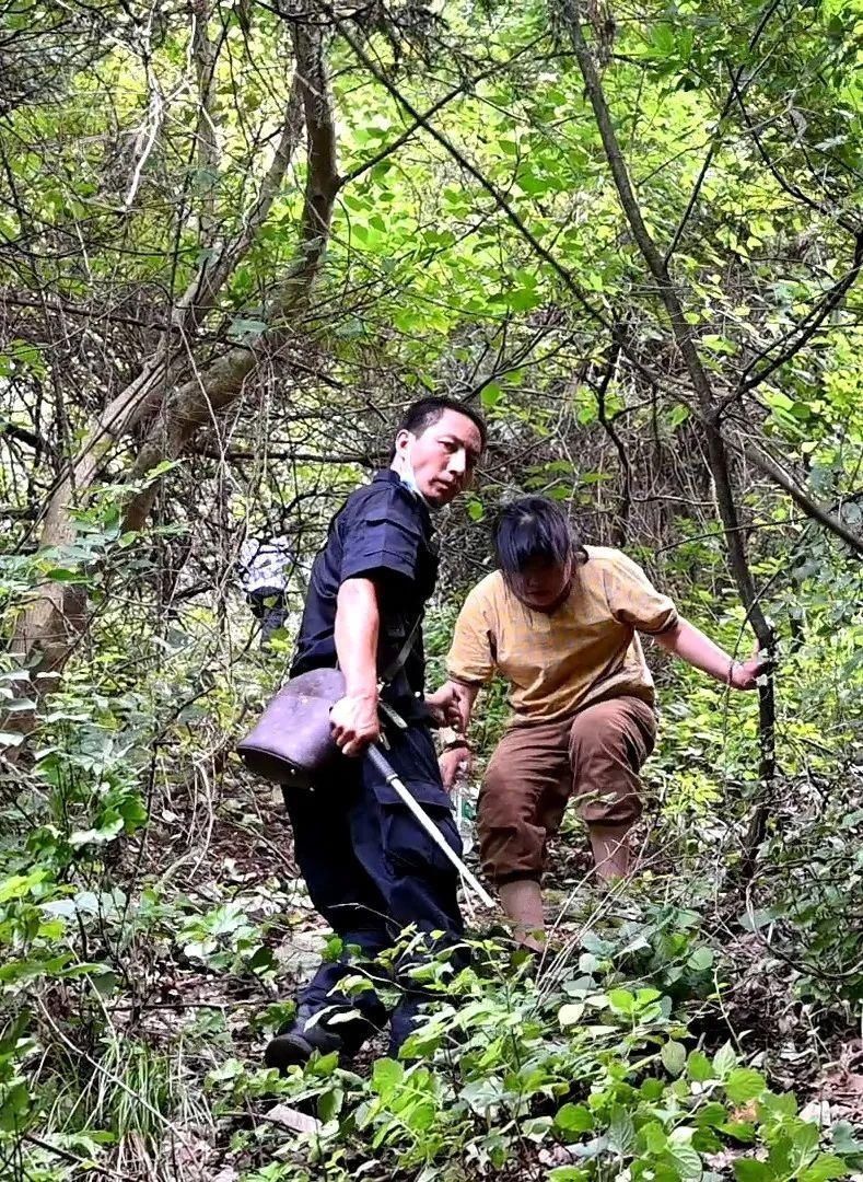 当场|躲进山林干这事无人机+100余名民警出动当场抓获42人