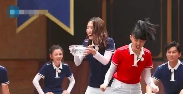  看穿|《跑男》里他很是克制！烟瘾犯了猛喝奶被大家看穿？最后只能无奈尬演！