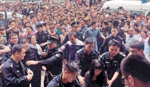 离开|人贩子当众抱娃，反咬宝妈是人贩子，正要离开，宝妈机智“反转”