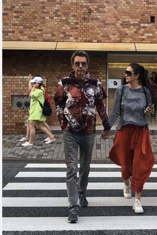 赘肉|巩俐54岁状态很真实,肤色黝黑又赘肉横生,一股子老阿姨味!