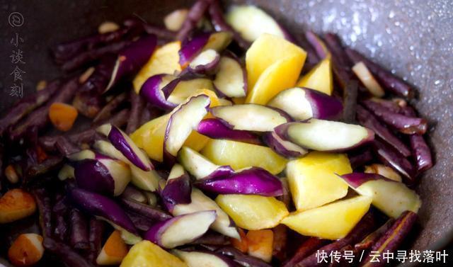  土豆一起烧|7月豇豆火了，遇见来10斤，和土豆是绝配，吃不完还能晒干冬天吃