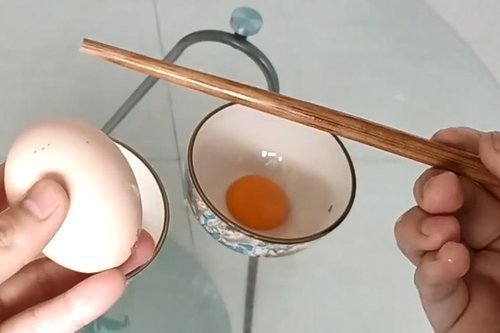 家里|用1根筷子在鸡蛋上戳2个洞,解决了家家户户的烦恼,省钱又实用
