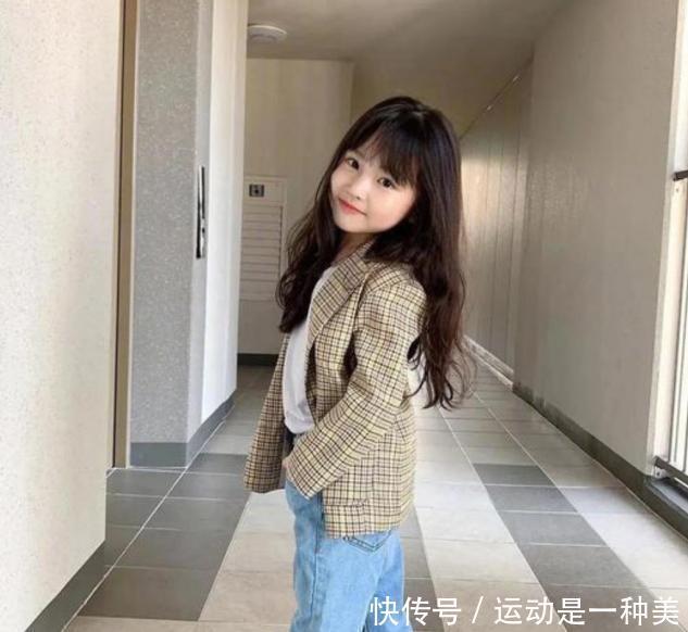 女人|女人的精致感要从小抓起!学8岁时尚博主穿搭,韩式风简约显气质