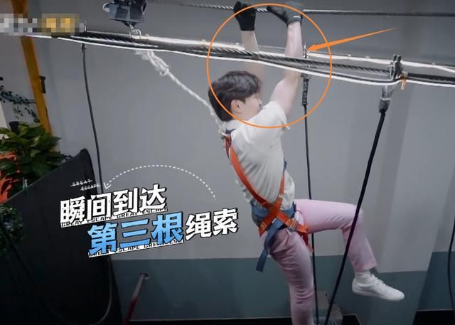  表情|邓伦双脚悬空过铁索，我却注意杨幂的反应，表情像极屏幕前的我