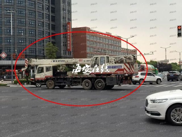  路口|【今日突发】海安丰源食品城路口发生重大车祸，一男子被撞当场倒地不起...