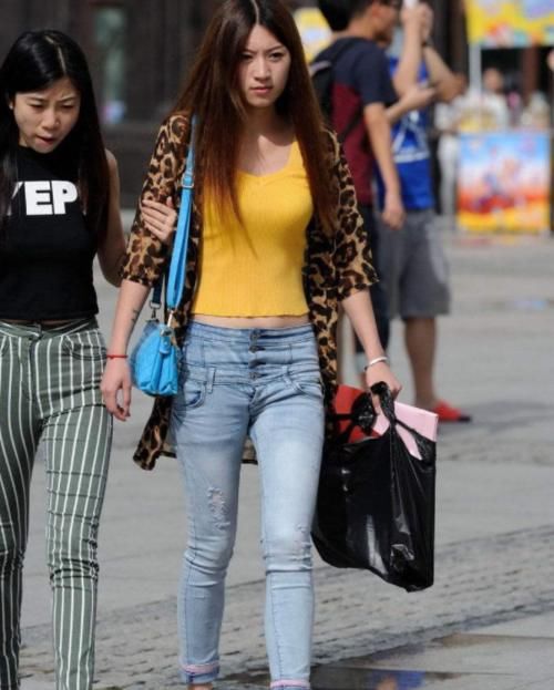  破洞|“花好月圆”的破洞牛仔裤，走走停停的街拍女神，网友：目送你