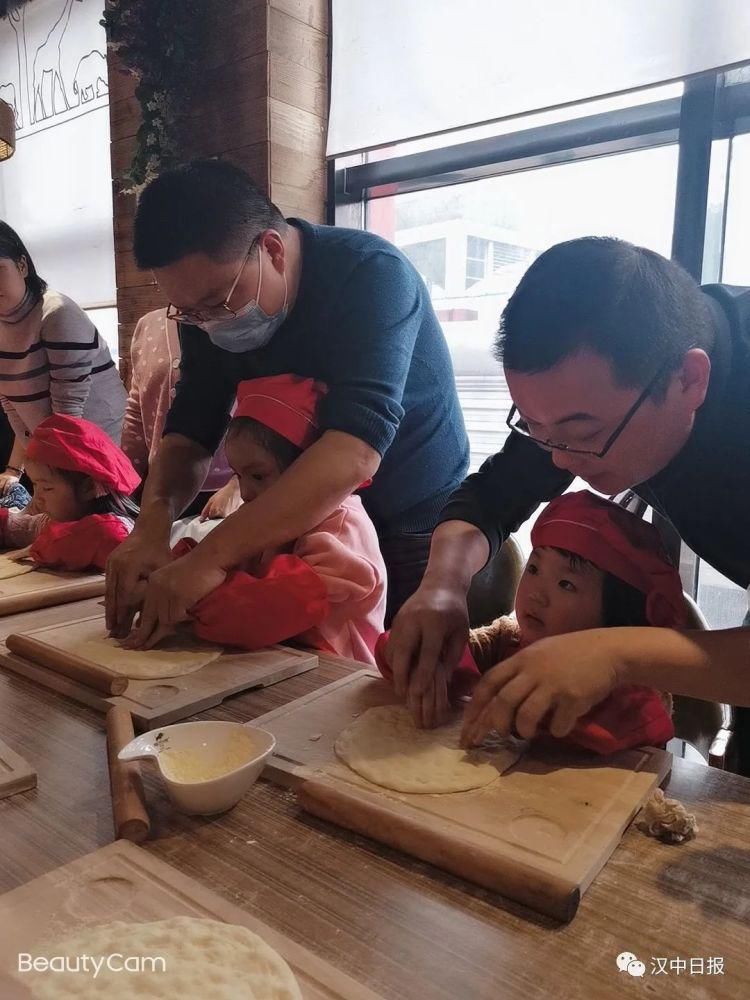  体验|寓教于乐，萌娃动手体验食物来之不易