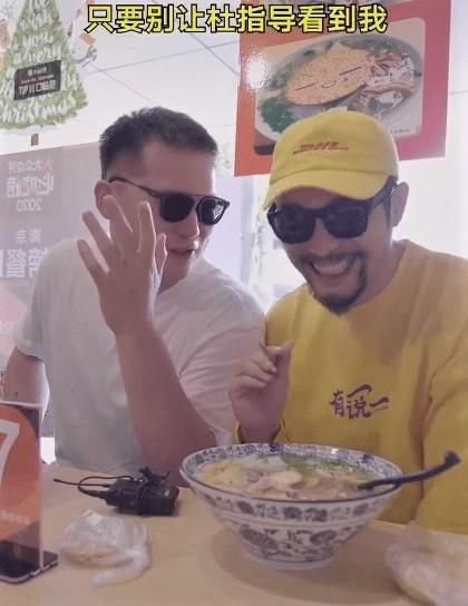 万圣|万圣伟近况:化身美食博主,仍不忘调侃杜锋