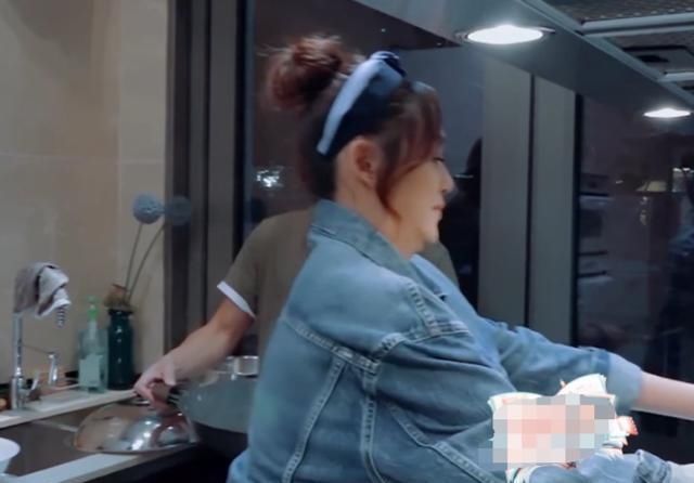 应采|新生日记:陈小春端一锅热水,看到让应采儿做的事,她可是孕妇啊