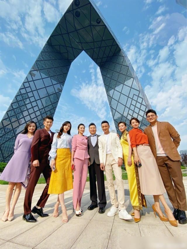 全员|央视金牌主持们在“大裤衩”下合影，董卿稳居C位，全员长腿！