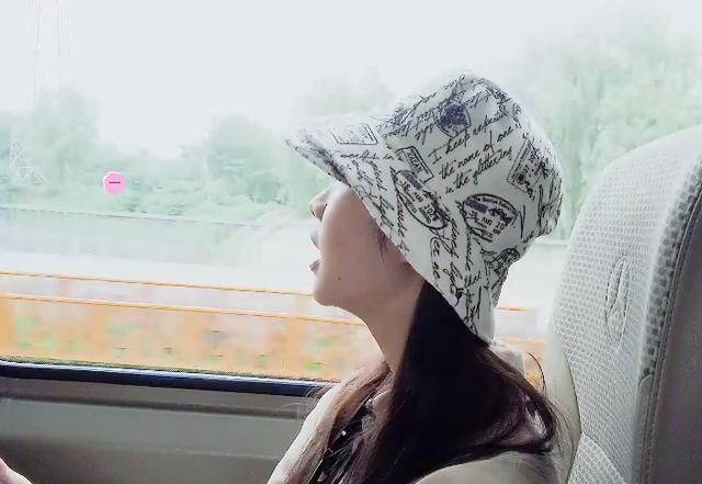  安慰|张艺凡因没法买奶茶伤心，王艺瑾连忙安慰，对她说的话太宠了吧！