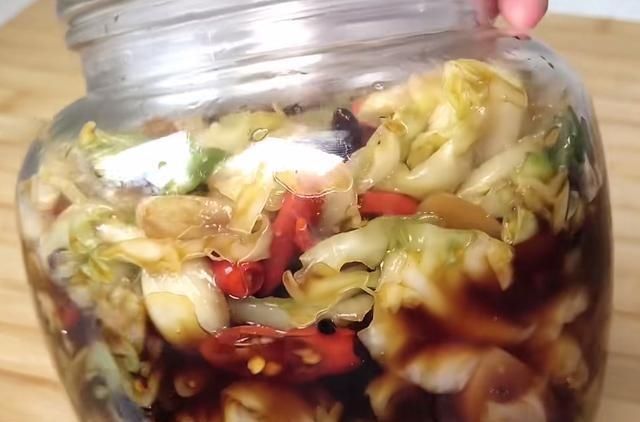 分享|居家分享酸辣腌包菜的好吃做法，香辣入味，甜酸爽口，家人都喜欢