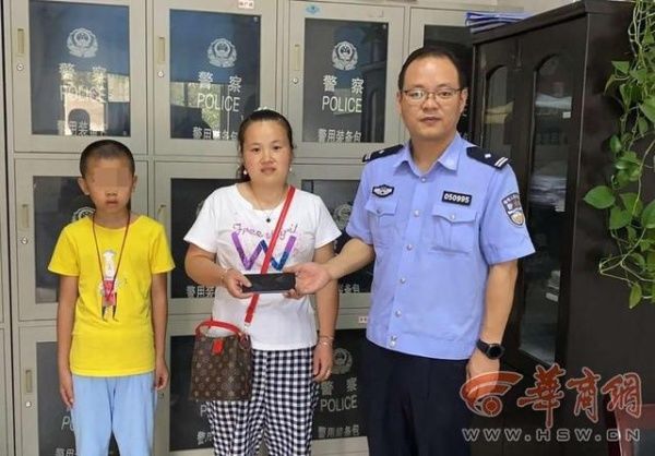 女士|接过儿子被抢的手机后 临潼这位女士向民警送上了精心准备的锦旗