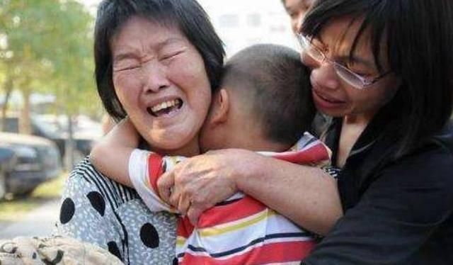  甜甜|人贩子当众抱娃，却反咬宝妈是人贩子，宝妈机智反转，值得称赞！