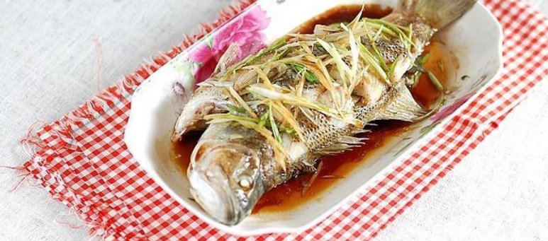  入味|清蒸鱼，用盐盐还是用生抽？都错了，教你做法，鲜嫩入味，没腥味