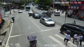 碾压|残疾人过公路惨遭车碾压,众人合力抬车救人的样子真暖心!