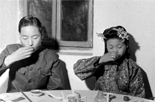 新郎|民国包办婚礼现场照：都是未成年，新娘确实漂亮，新郎一脸无所谓