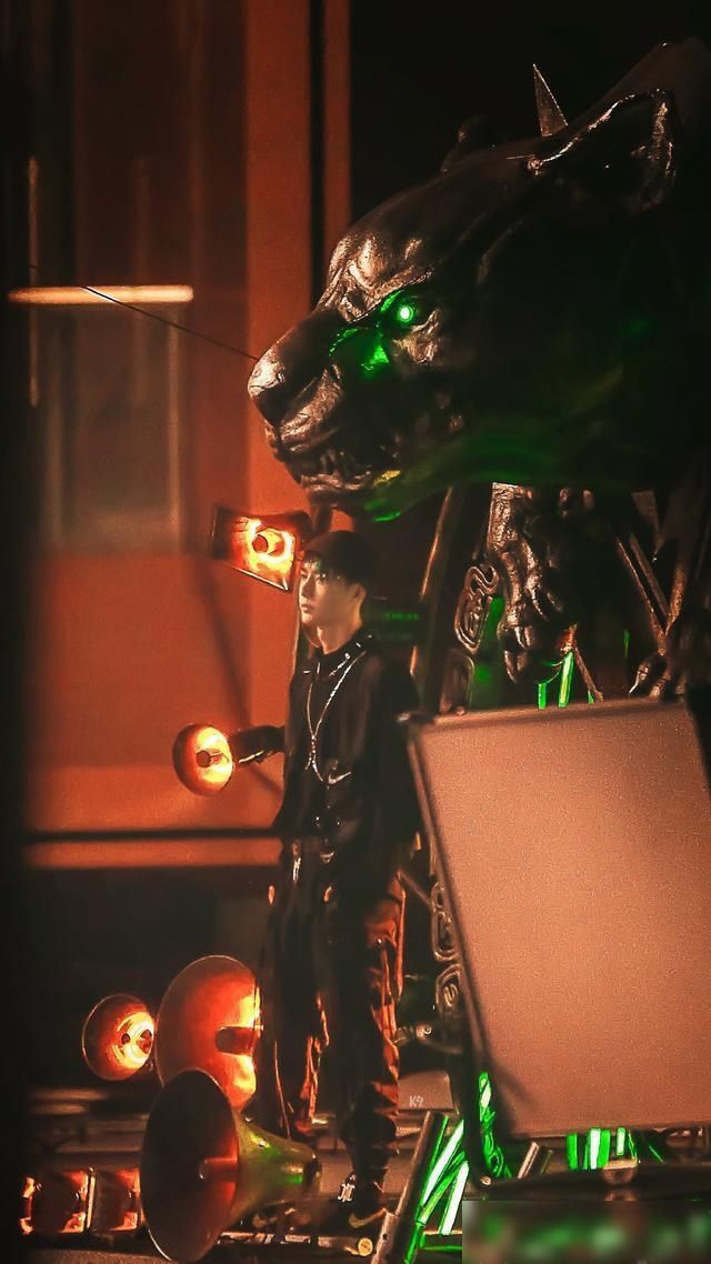  威亚|王一博街舞3首现风采，与豹同行威亚舞高燃炸场