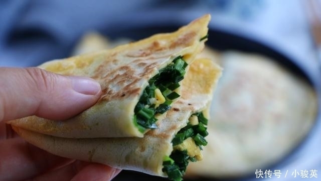 揉面|1把韭菜5个鸡蛋,教你懒人早餐,不和面不揉面,出锅孩子连吃3个