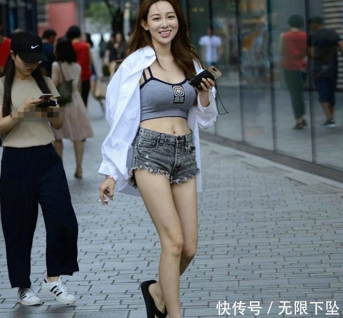 热裤美女街拍|街拍: 热裤美女, 身材过硬颜值尚可, 就是手上的东西不招人喜欢