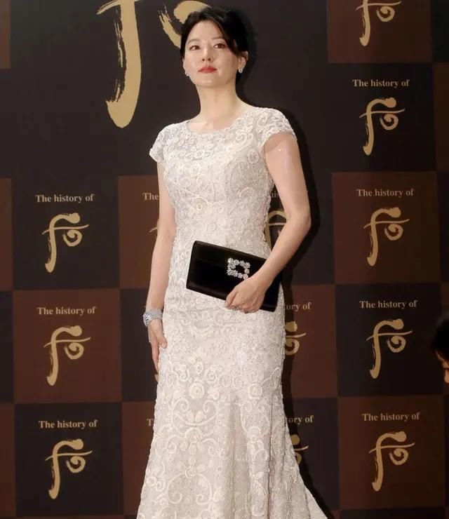  保养|49岁李英爱保养得太好了，穿黑色Look素颜现身，皮肤状态像30岁