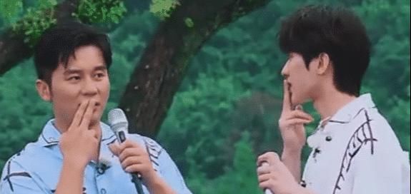  看穿|《跑男》里他很是克制！烟瘾犯了猛喝奶被大家看穿？最后只能无奈尬演！