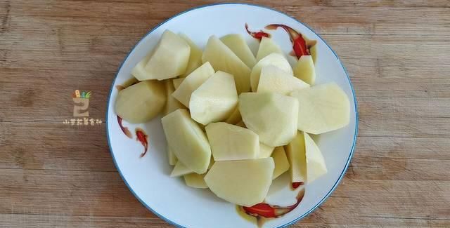  美味|这才是红烧肉最“正宗”的做法，不炒糖色不用油，简单美味更健康