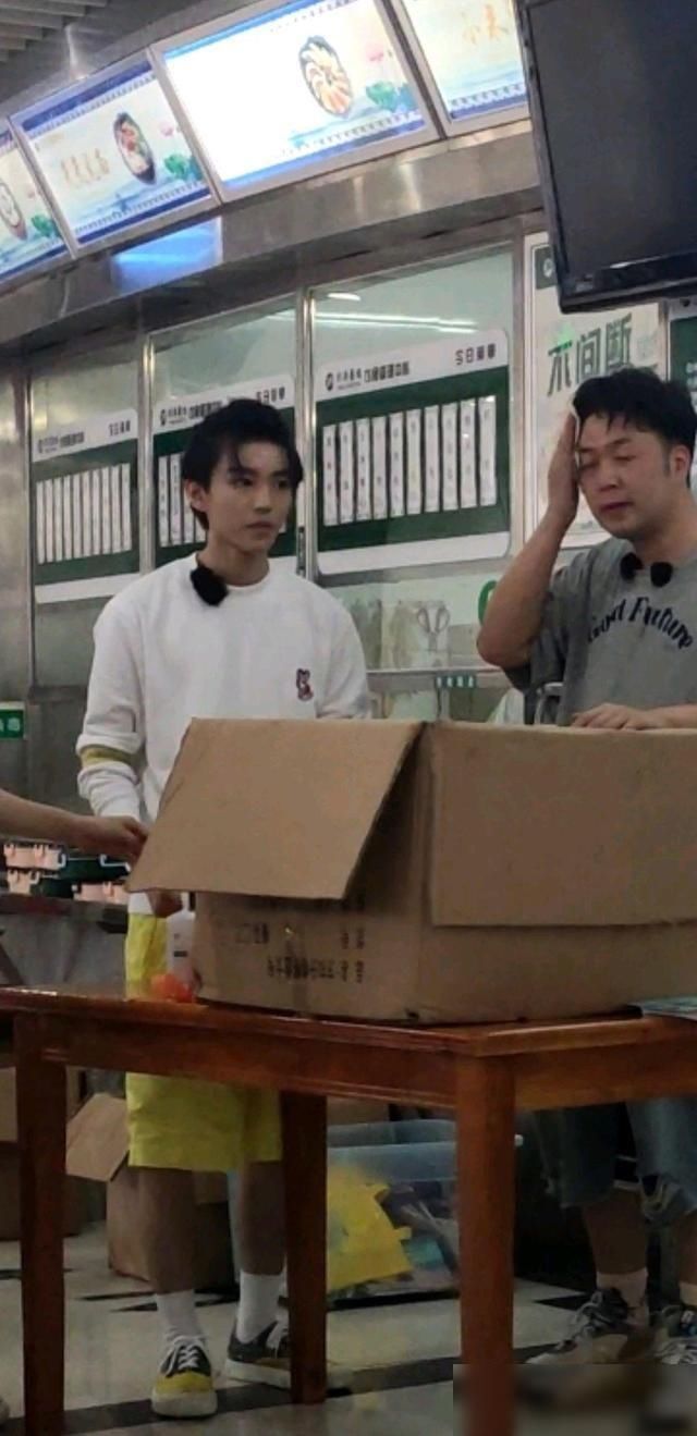  路透|王俊凯中餐厅路透，是小说中的运动少年吧