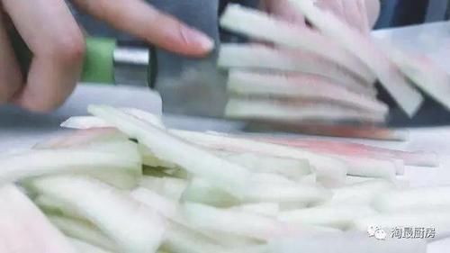  西瓜皮|西瓜皮才不Low！6种吃法吃出风格吃出水平，今年夏天不许再乱扔