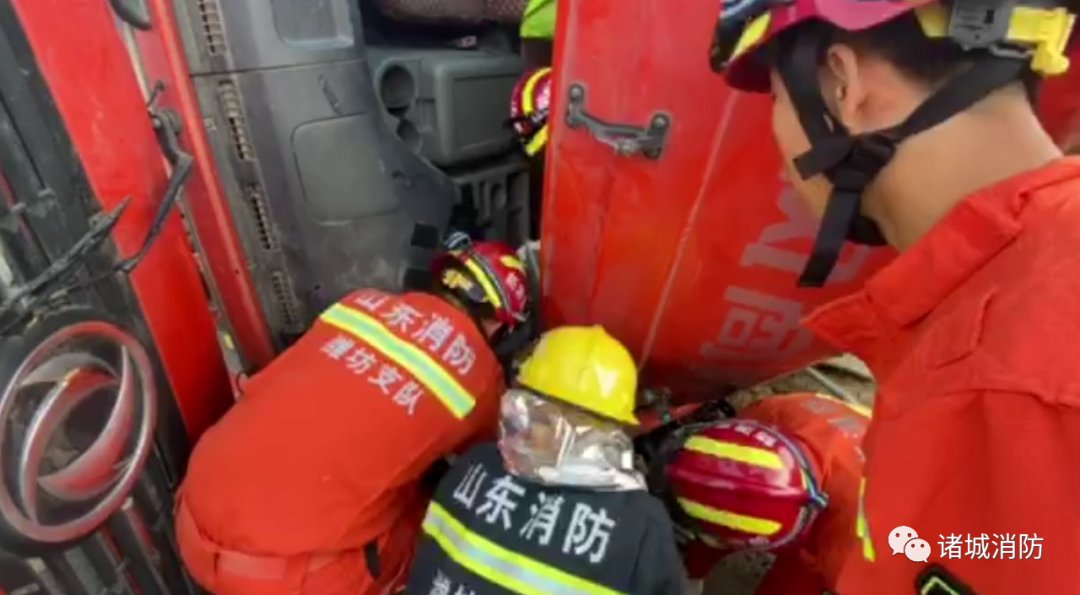 大队|雨天路滑货车侧翻司机被困 诸城消防救援大队火速出动