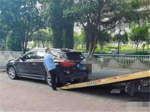 交警|宝马违停13次,交警贴完罚单却被撕碎,车主:随便贴反正我有钱!