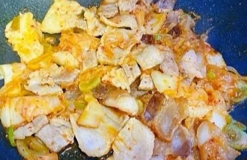  美味|泡菜五花肉炒饭（教你一道香糯有味、爽口过瘾的美味炒饭）。