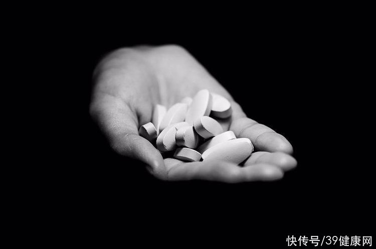 72岁肿瘤专家患癌赴美抗癌(72岁肿瘤专家患癌，赴美抗癌一年离世，临终前2个反思，引以为戒)