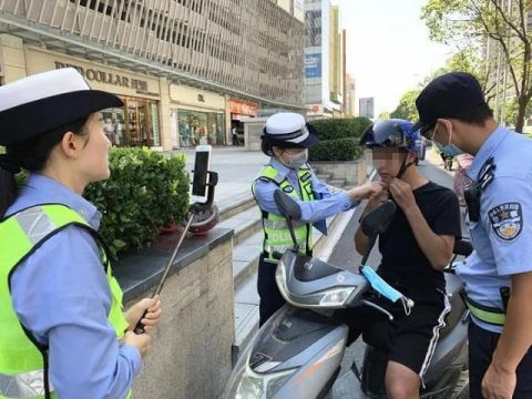 驾乘|超76万人围观！在宿迁，驾乘电动自行车时要注意了，别一不小心就成了“网红”…