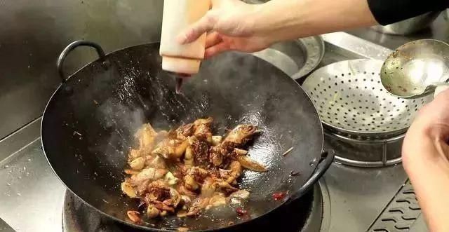  煸炒|教你煸炒鸡正宗做法，只需简单几步，比饭店做的都好吃
