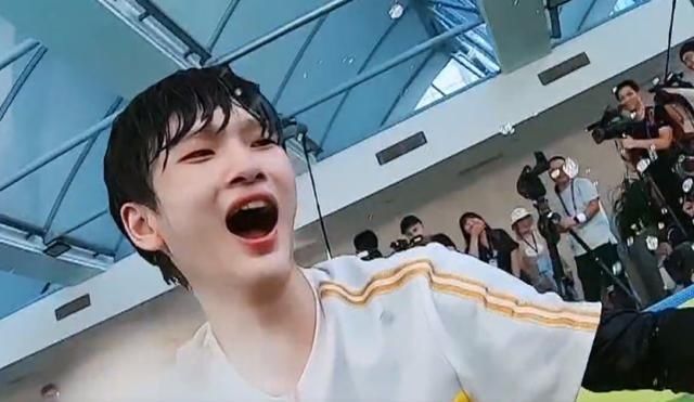 戴假发|《奔跑吧》唯一全程戴假发的嘉宾,中途不小心掉到水里,观众看懵