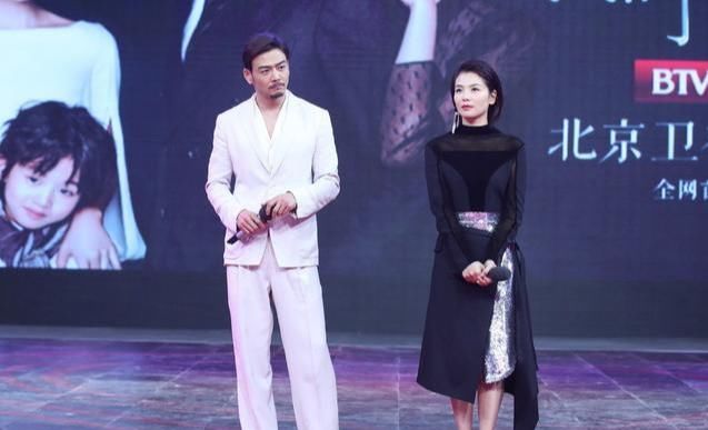  穿搭建议|刘涛气质太“贵气”了，穿黑裙优雅大气，发呆都很“霸气”