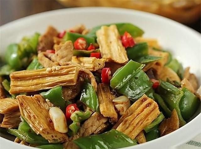  做法|青椒炒肉片的14种做法，肉嫩味纯辣而不燥，营养丰富制作简单