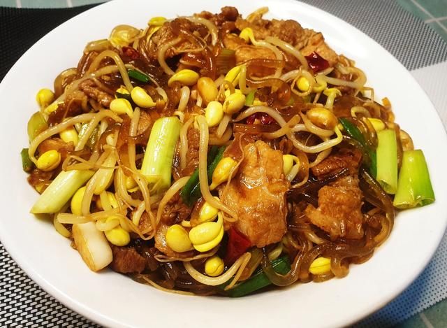  下饭|比蚂蚁上树还好吃的豆芽炒粉条，入味的粉条和爽脆的豆芽超级下饭