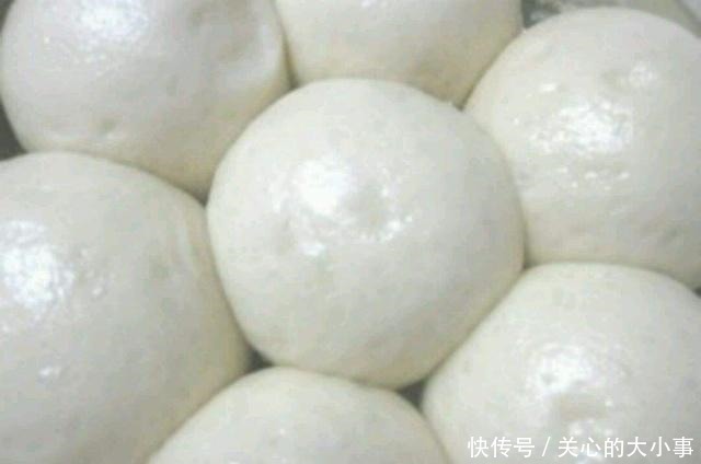 蒸馒头的时|做馒头时,有人用碱有人用苏打,大厨说出真相,加它才是最好吃的