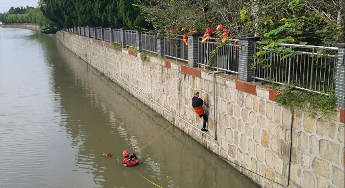 嘉定环城路城中桥一男子落水 消防队员现场施救