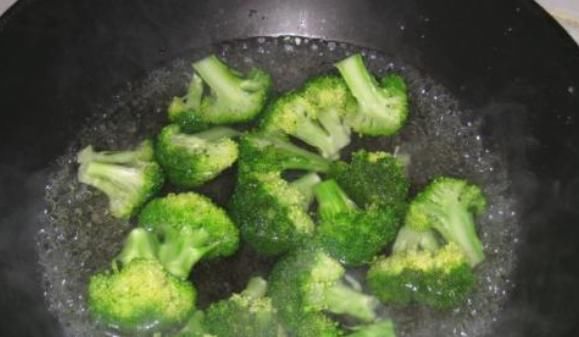  西兰花|西兰花被称为“蔬菜皇冠”，可你知道怎么烹饪，才能保留营养吗？