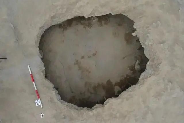  重建|一中学重建足球场，发现3000㎡古墓，单坑19颗头骨