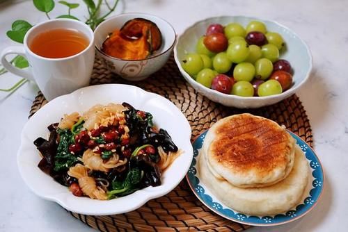  回来|这样锻炼回来后已经八点多了，早餐我家这样准备，西梅则是营养的碱性水果，食材都准备好后