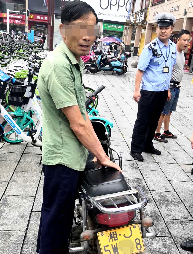 交警|无证司机骑摩托不戴头盔遇到交警，被发现是台“三无”