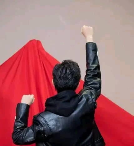 笑容|回归!肖战录制《青春环游记2》合照曝光,笑容灿烂显出好人缘