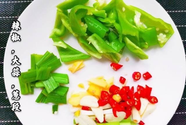  家常菜|8月的第一天，做一份家常菜高笋炒肉，脆嫩的高笋，您喜欢吃吗？