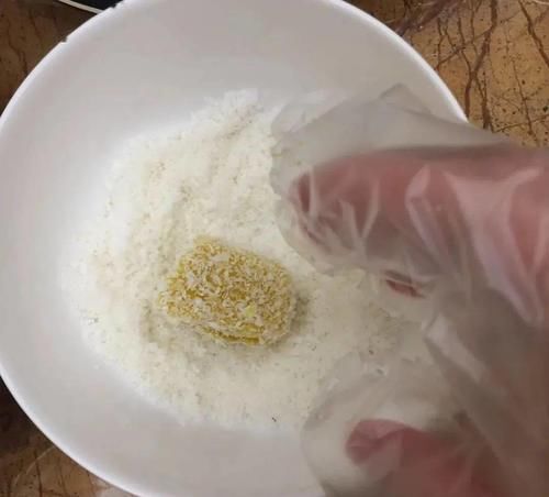  好吃|好吃的南瓜椰蓉小方，方便快手，这个季节吃正好