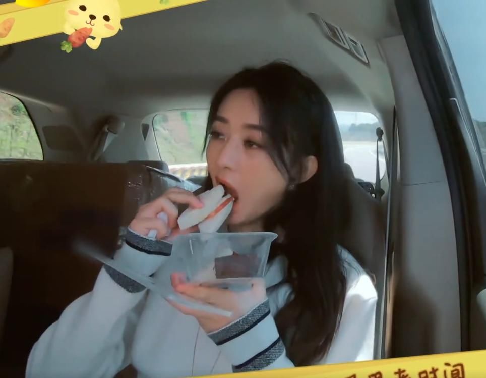  吃货|赵丽颖前一秒否认吃货本质，下一秒疯狂开吃，看清吃的啥：这都吃不胖？