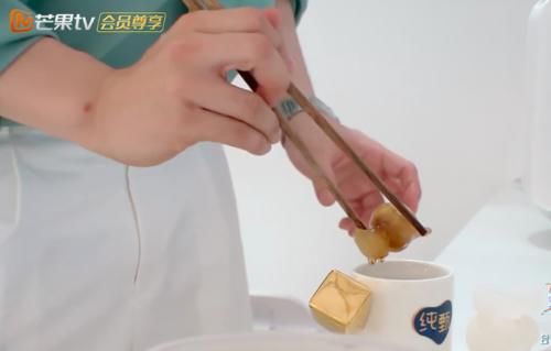  闹笑话|《中餐厅》黄晓明又闹笑话，赵丽颖眼神嫌弃，三次开怼太绝了